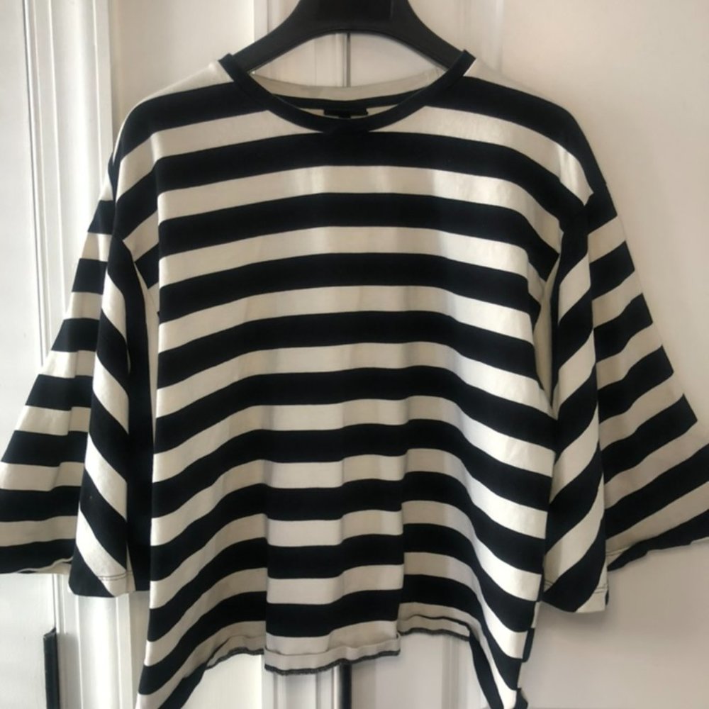 Bell sleeve cropped tee